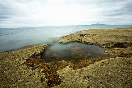 岩石海滩水池图片