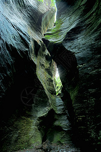洞穴中的岩层图片