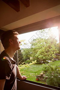 男人欣赏窗外的风景图片