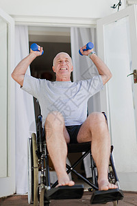 坐轮椅的老年男性举重图片
