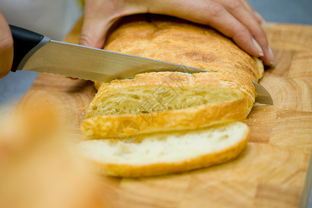 厨师用刀切面包图片