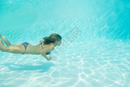 在泳池里穿比基尼游泳的女人图片