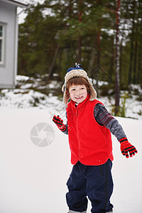 男孩在雪地户外玩耍图片
