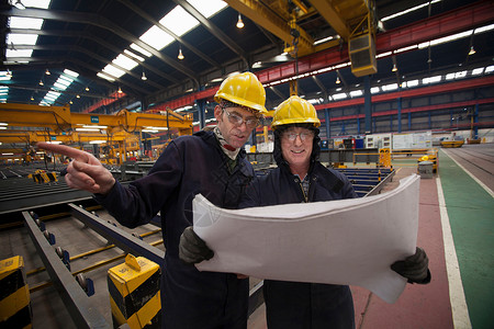 工人阅读造船厂施工图图片
