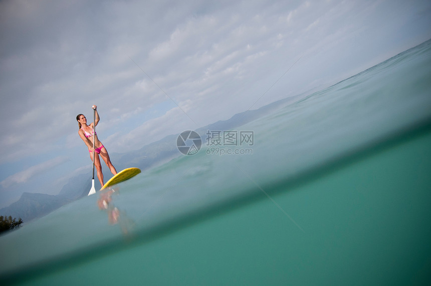 海洋中冲浪划桨的女人图片