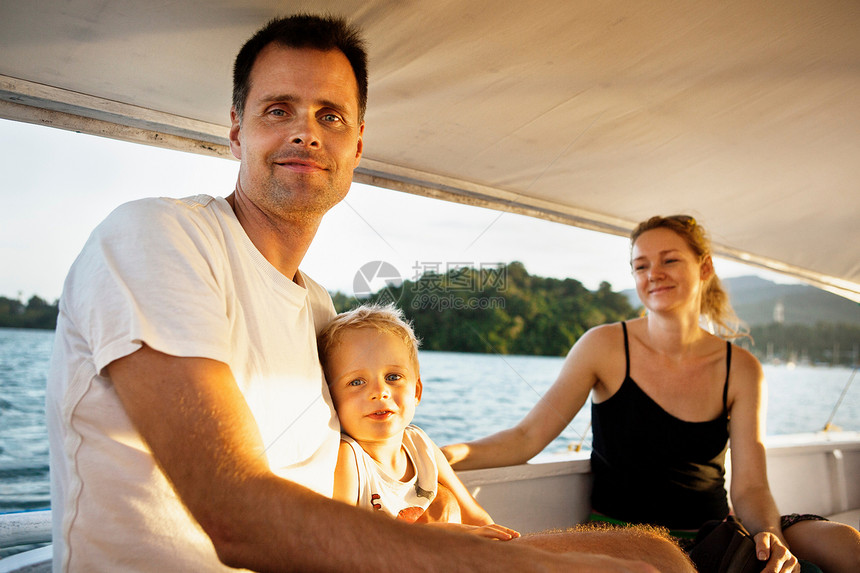 家人在湖上坐船放松图片