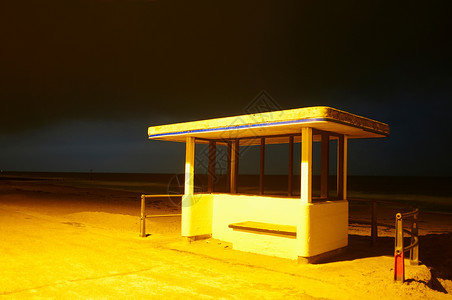 夜间空的公共汽车站图片