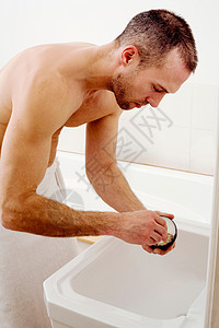 男人在洗手间使用剃须泡沫图片