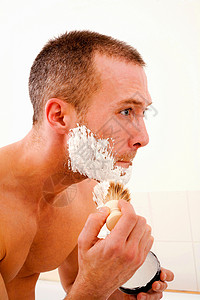 男人在洗手间剃须泡沫背景图片