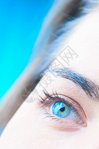 蓝色瞳孔眼睛图片