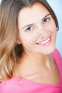 粉色衣服微笑的女性图片