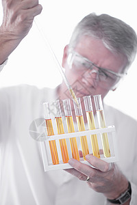 科学家在试验管中注入液体图片