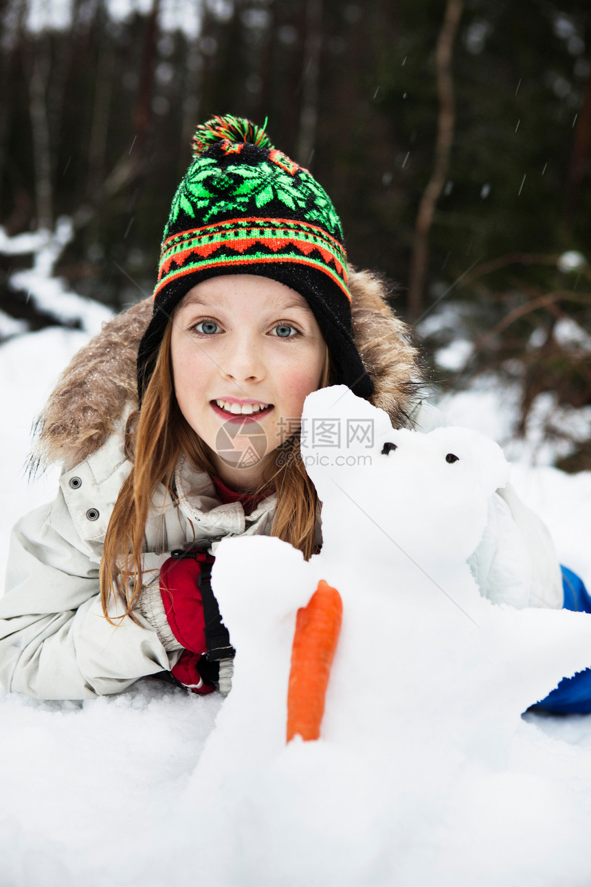 微笑的女孩堆雪人图片