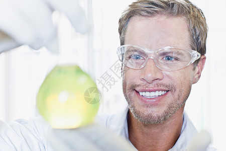 科学家检查实验室中的液体图片