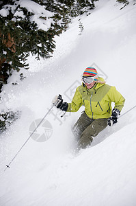滑雪者沿雪坡滑行图片