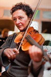 练习小提琴的女性背景图片