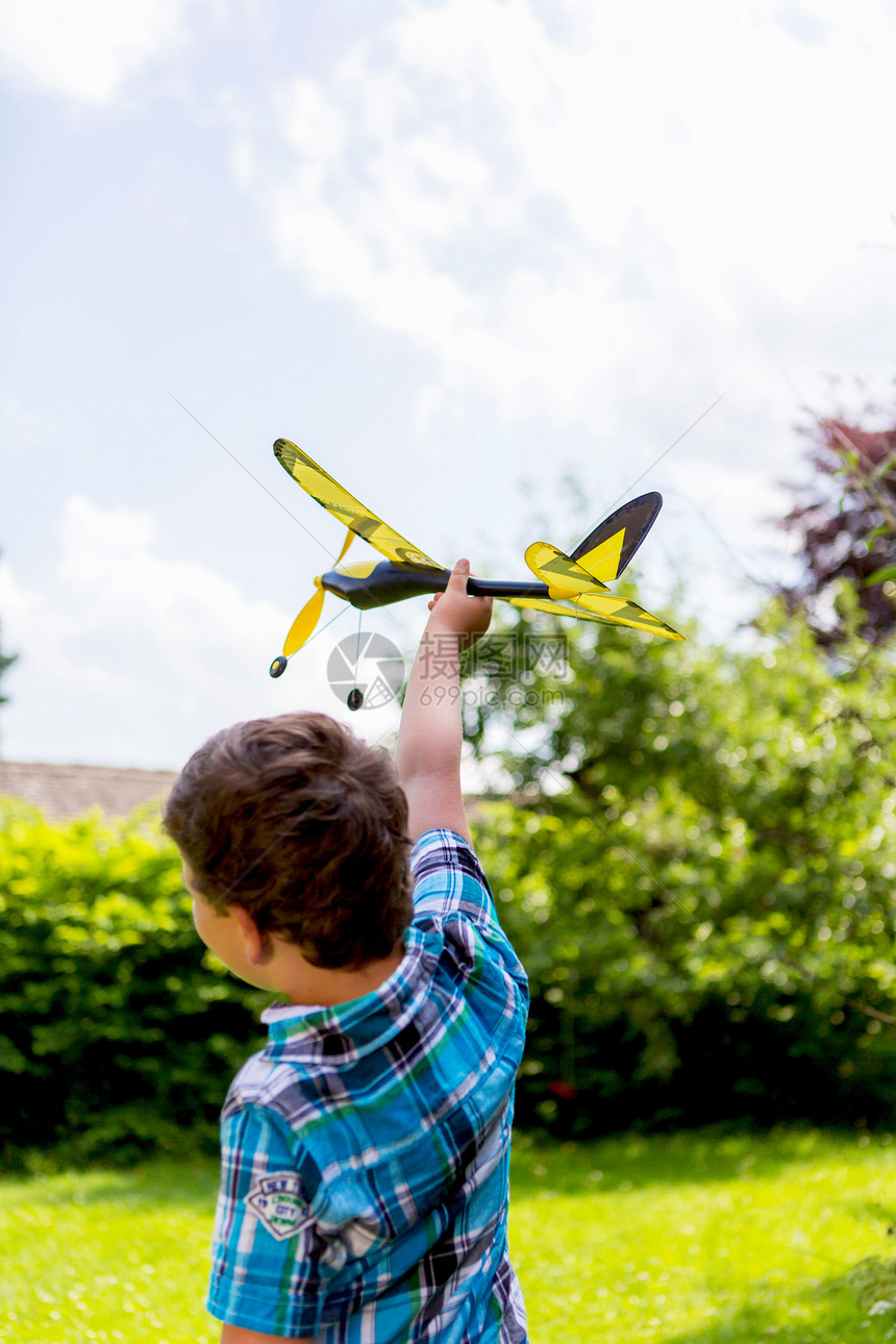 男孩在户外玩具飞机图片