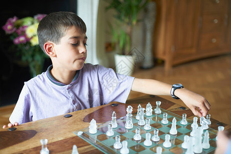 男孩在客厅下象棋图片