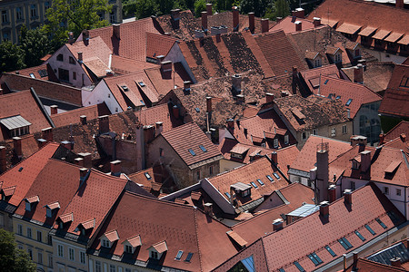 城市红色瓦片的屋顶图片