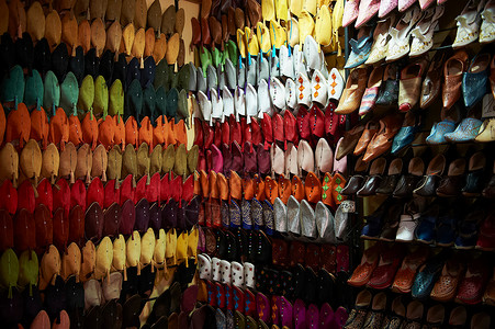 满墙的彩色鞋子图片