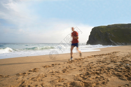 男人在海滩上奔跑图片