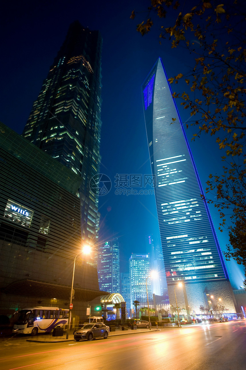 夜里城市摩天大楼被点亮图片