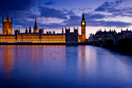 英国议会大厦在夜间点亮图片