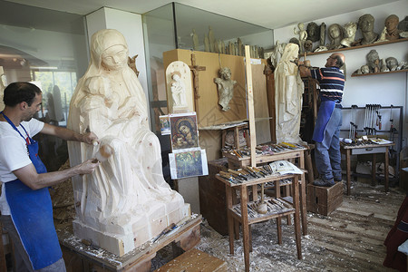 雕塑家正在雕塑木雕图片