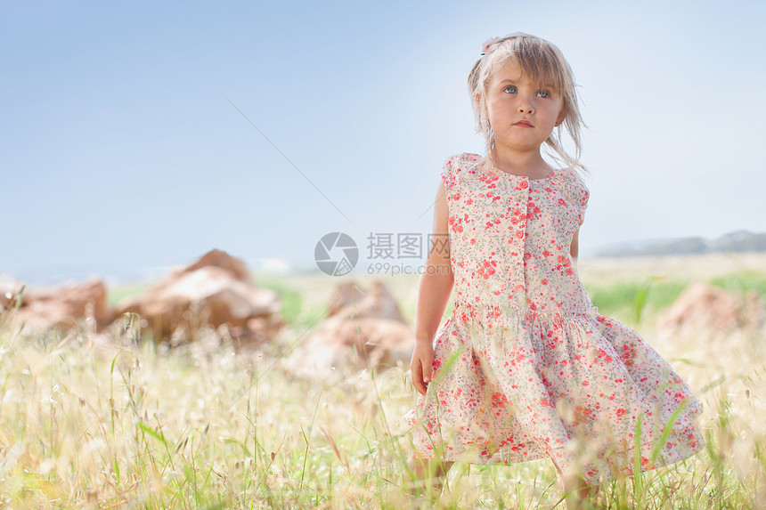 女孩站在草地户外图片