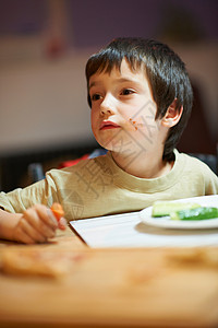 男孩在餐桌上吃饭图片