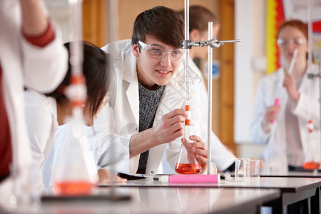 在化学实验室学习的学生图片