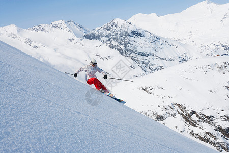 在雪坡上滑雪的滑雪者图片