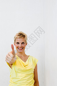 微笑的女人竖起大拇指图片