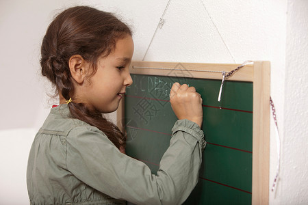 女孩在小黑板上写字图片