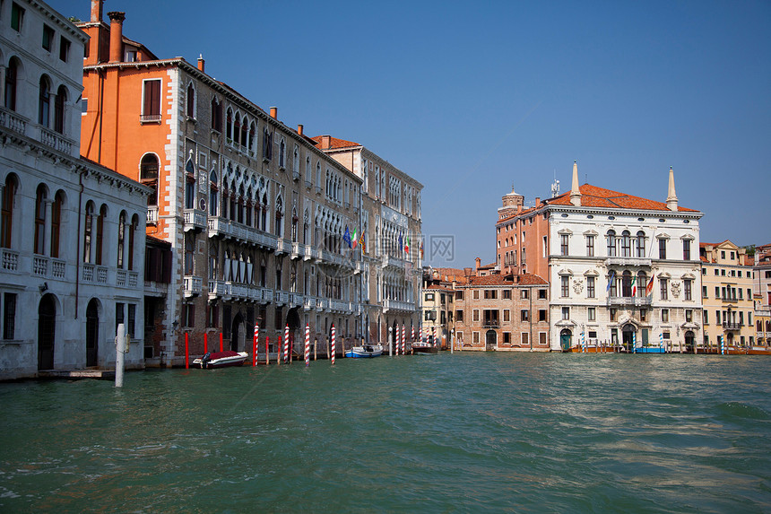 威尼斯运河上的建筑图片
