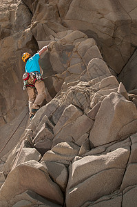 攀岩者在攀登悬崖图片
