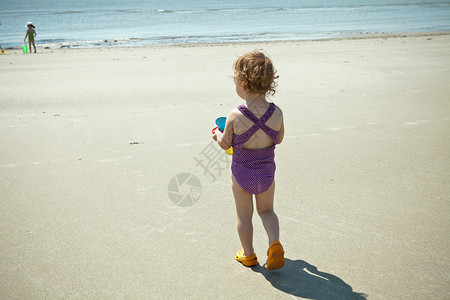 女孩在海滩上行走背景图片
