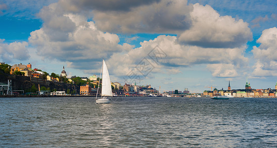 城市港口的帆船图片