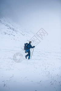 雪山上的登山者图片