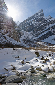 雪山前的河流图片