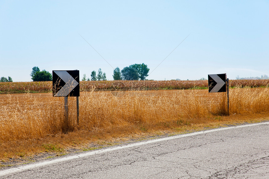 农村公路边的交通指示牌图片