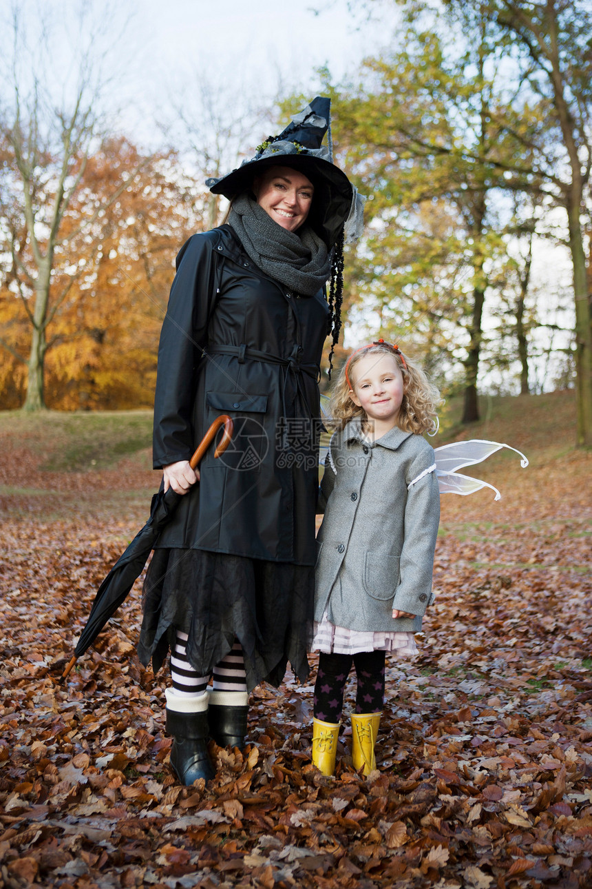 身着女巫服的母亲和女儿图片