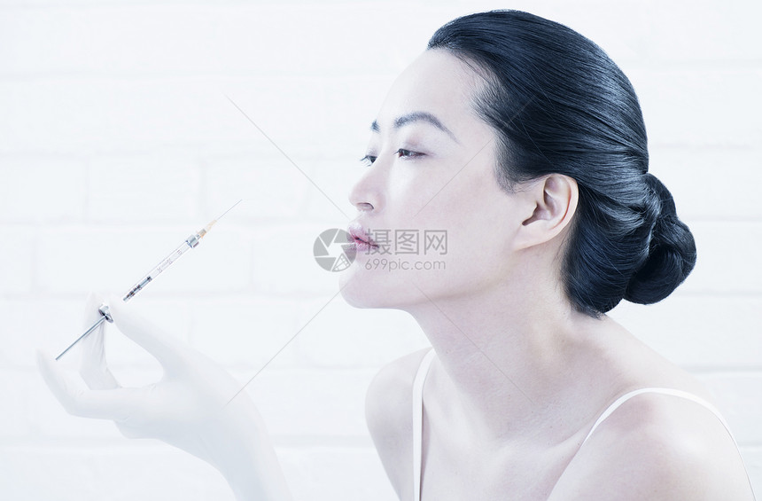 妇女注射抗衰老液体图片