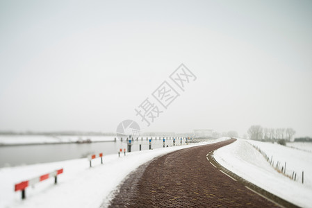 雪地带的农村道路图片