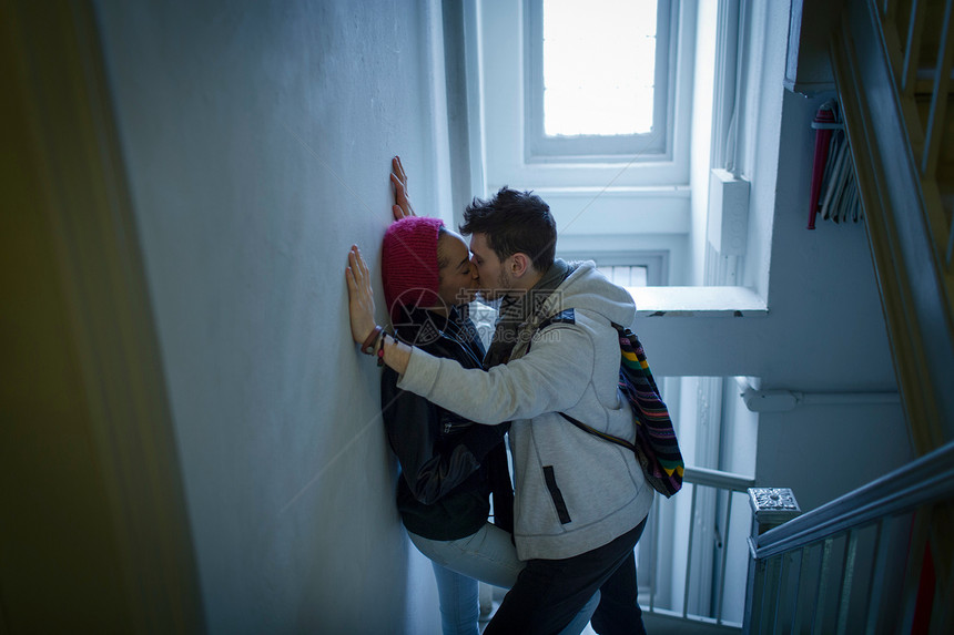 在走廊亲吻的年轻夫妇图片