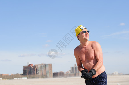 参加美国纽约康尼岛北极冬季游泳的男子图片