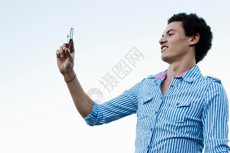 年轻人拿着手机自拍图片
