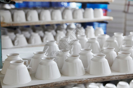 陶瓷工厂中的白茶杯图片