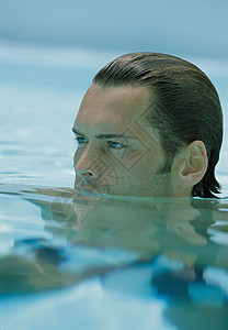 游泳的男人图片