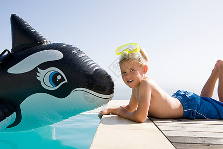 男孩与鲸鱼趴在水池边拍照的男孩子背景